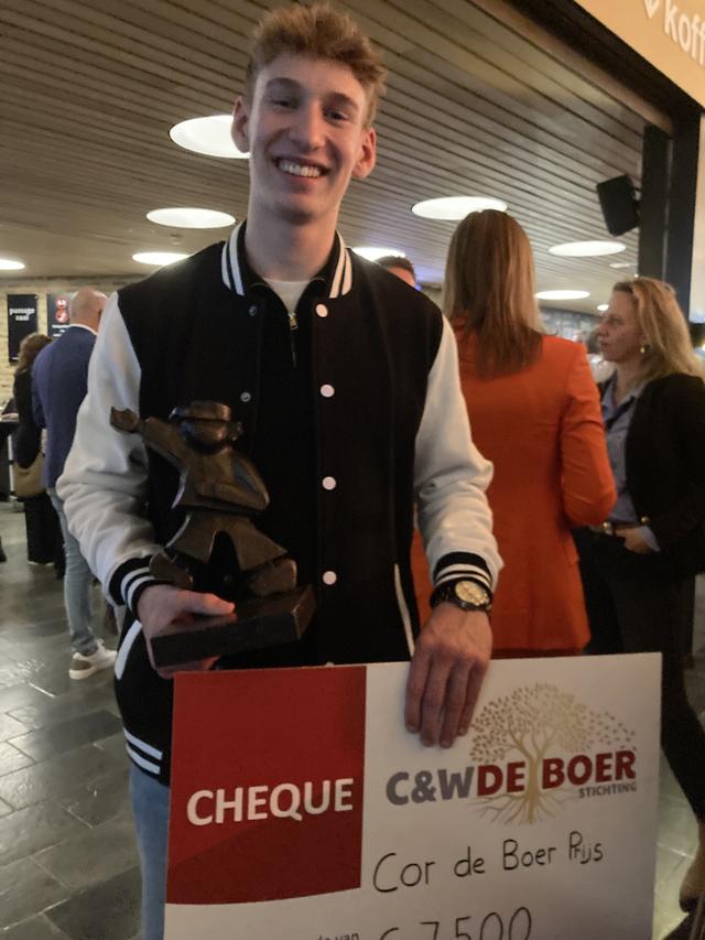 Student Joris Kramer met zijn Cor de Boer prijs.
