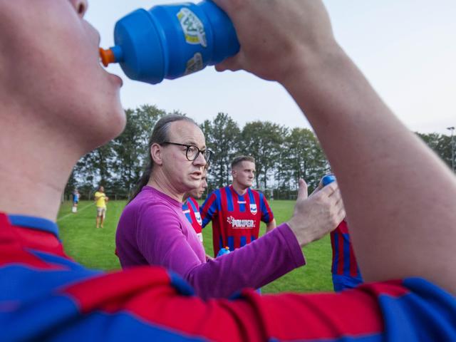 Abel Darwinkel als trainer van HH Combi. 