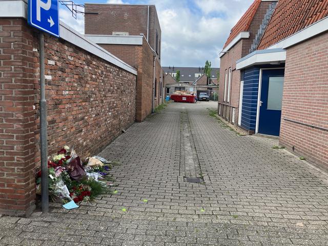 Bloemen bij de inrit van de parkeerplaats waar Remmelt Wolters werd gevonden.