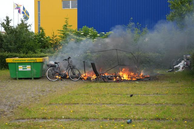 Tent van dakloze man verwoest door brand in Groningen.