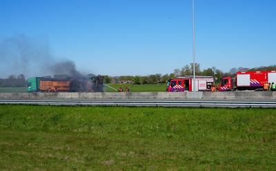 Op de A28 tussen Groningen en Haren is brand ontstaan in een vrachtwagen. 