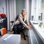 Irene Cooke zit al een jaar lang geregeld te bibberen van de kou in haar woonkamer