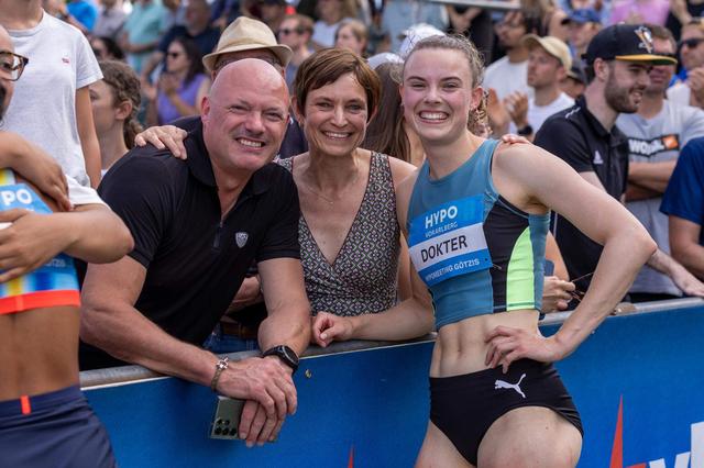 Sofie Dokter met haar ouders.