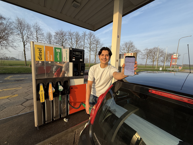 Ralf Djojomoenawi met zijn app Grenshopper bij de benzinepomp
