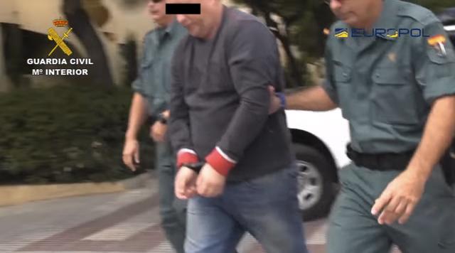 Beeld van de arrestatie van Robert Dawes in Benalmadena, Spanje.