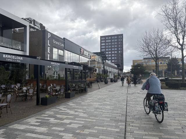 De wand met meerdere horecabedrijven aan het Raadhuisplein.