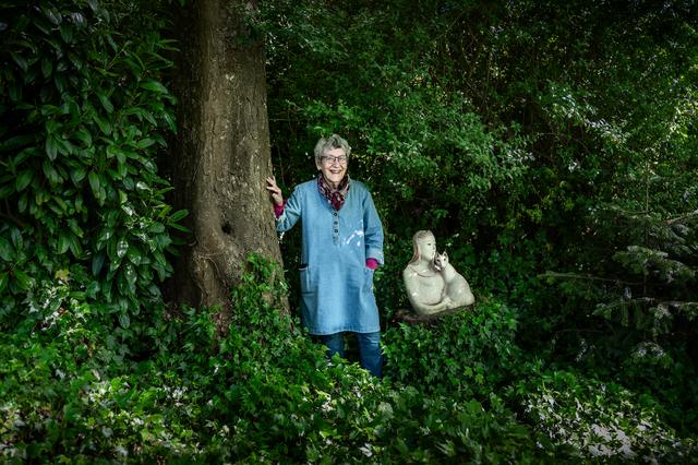 
Cilia de la Court maakt keramische kunst en schilderijen.
