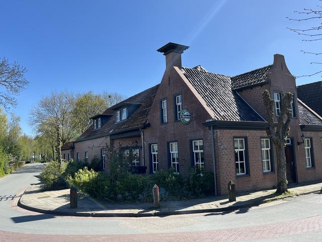 Het voormalig café Het Koetshuis in Visvliet dat geschikt wordt gemaakt voor huisvesting van arbeidsmigranten.
