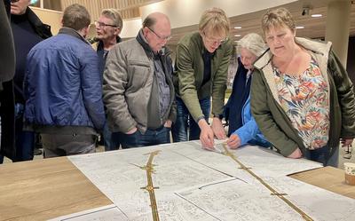 Op een bijeenkomst begin dit jaar bekeken aanwonenden de eerste schetsontwerpen van de Esweg.