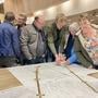 Op een bijeenkomst begin dit jaar bekeken aanwonenden de eerste schetsontwerpen van de Esweg.