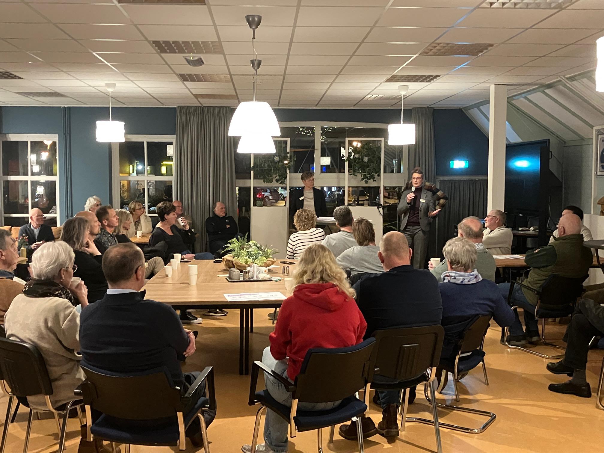 Wethouder Rieja Raven (r.) geeft uitleg tijdens de informatieavond.