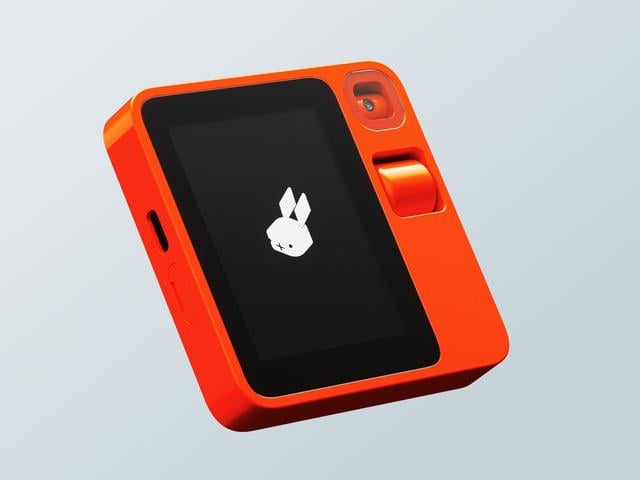 De Rabbit R1 is een AI-apparaatje. In 2026 zullen we meer van dit soort machientjes zien.