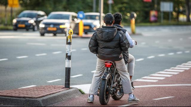 Wordt de helm verplicht voor jongeren op elektrische tweewielers?
