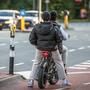 Wordt de helm verplicht voor jongeren op elektrische tweewielers?