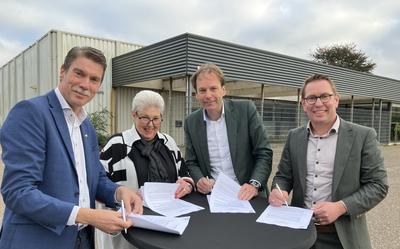Steven Stegen (Coevorden), Klaasje Weering (eigenaresse), Richard Brinkman (Daiwa) en Remco Boer (Rabo SmartBuilds) ondertekenen de overeenkomst. 