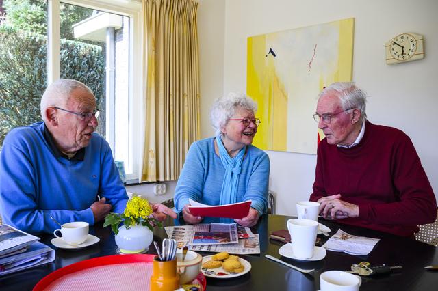 Gezienes Evenhuis, Jolly Cerini en Alle Pijlman (v.l.n.r.) in gesprek over hun belevenissen in de Emmer politiek.