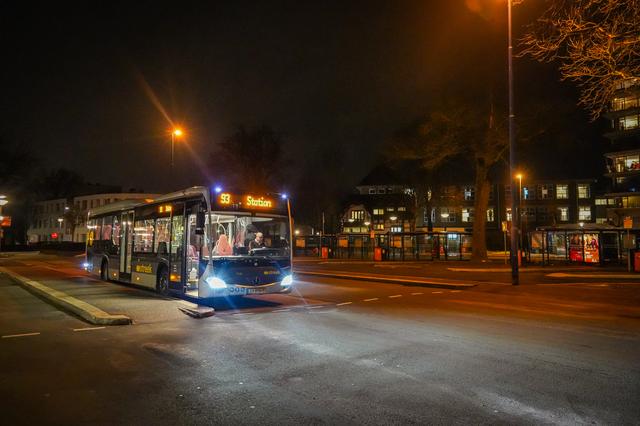 De laatste bus die dinsdagavond aankomt op station Emmen.