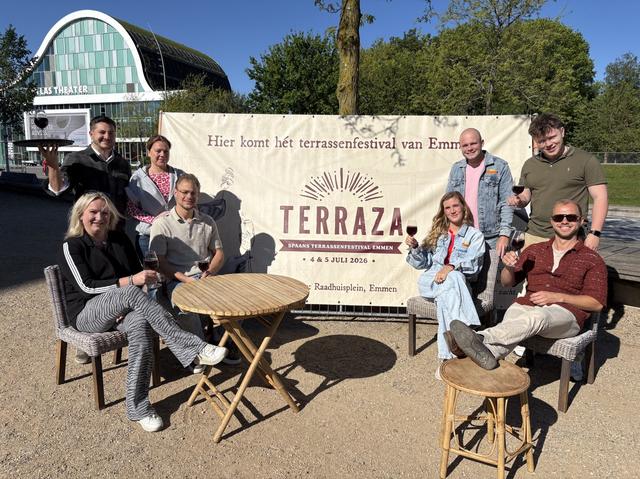 Al voorpret voor het Emmer terrassenfestival Terraza. Van links naar rechts Nadine Holtkamp (Annadin Events), Gerbert Junoy Montolio (restaurant Barcelona), Leonie Pluyter (Beau Business Events), Jeffrey Mol (De Organisatoren), Esther Binnenmars (Charlie's Churros), Joey Borsje (Charlie's Churros), Enzo Davelaar (De Organisatoren), Ruben Neehoff (De Organisatoren). 