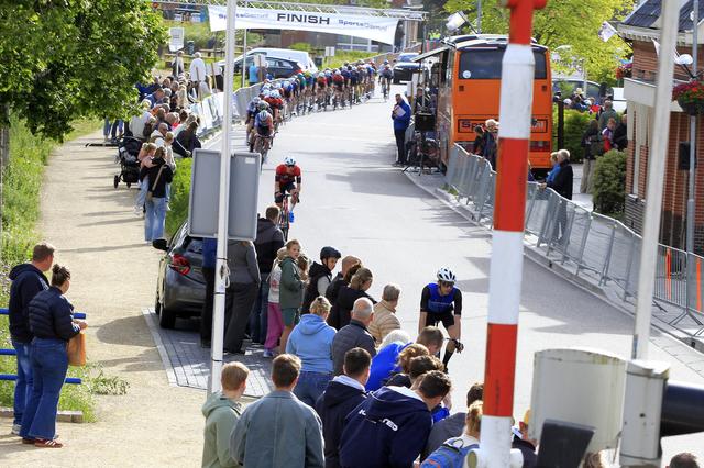 Langgerekt poloton tijden de Omloop van Bedum.