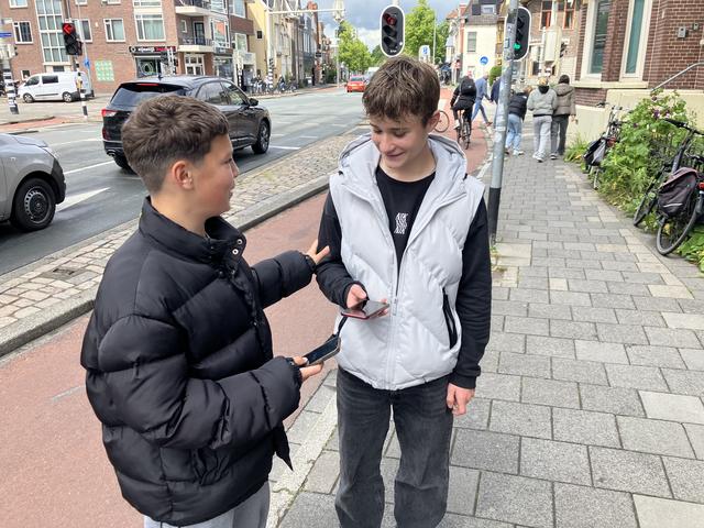 Asher en Just denken dat een ban op smartphones onder 14-jarigen niet nodig is.