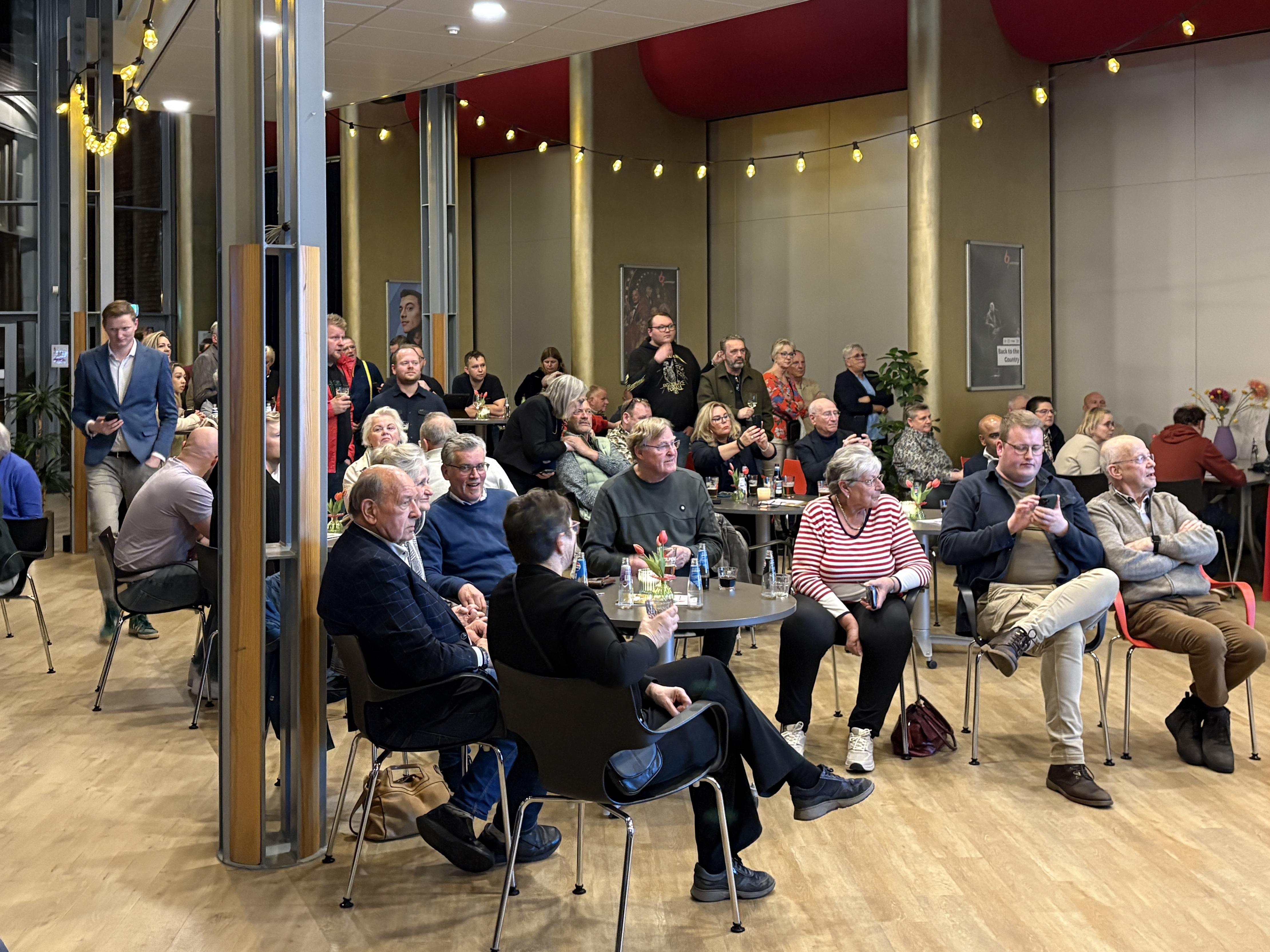 Partijen kijken in cultuurcentrum vanBeresteyn in Veendam vol spanning naar de uitslag van de gemeenteraadsverkiezingen.