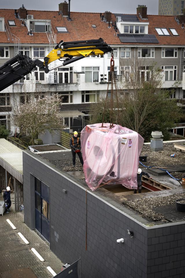 De MRI-scanner weegt maar liefst 4,5 ton.
