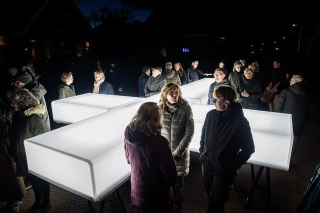 De kruisdragers dragen het kruis naar de Kleine Brink. 