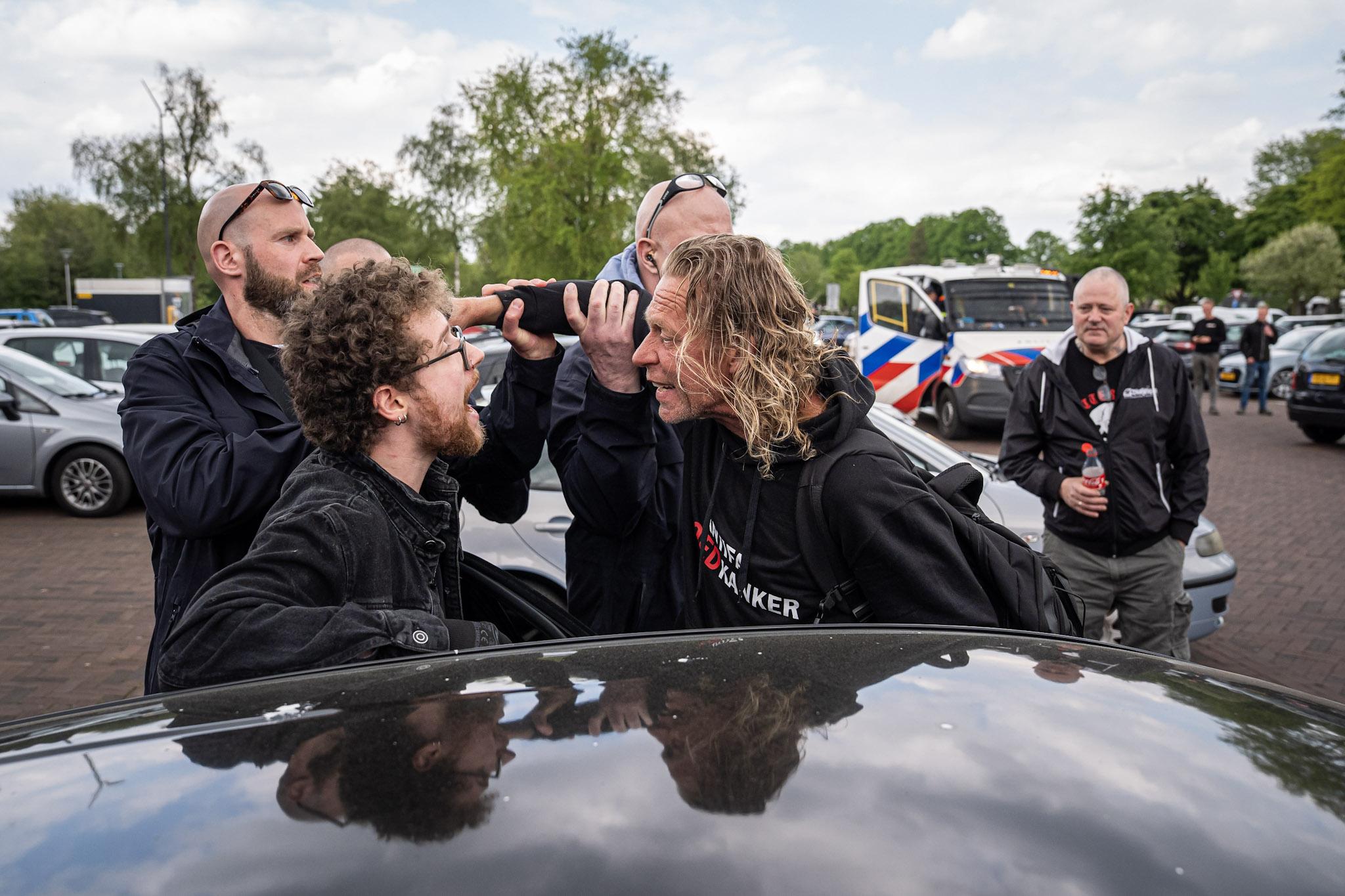 Twee tegenpolen dreigen slaags te raken. 