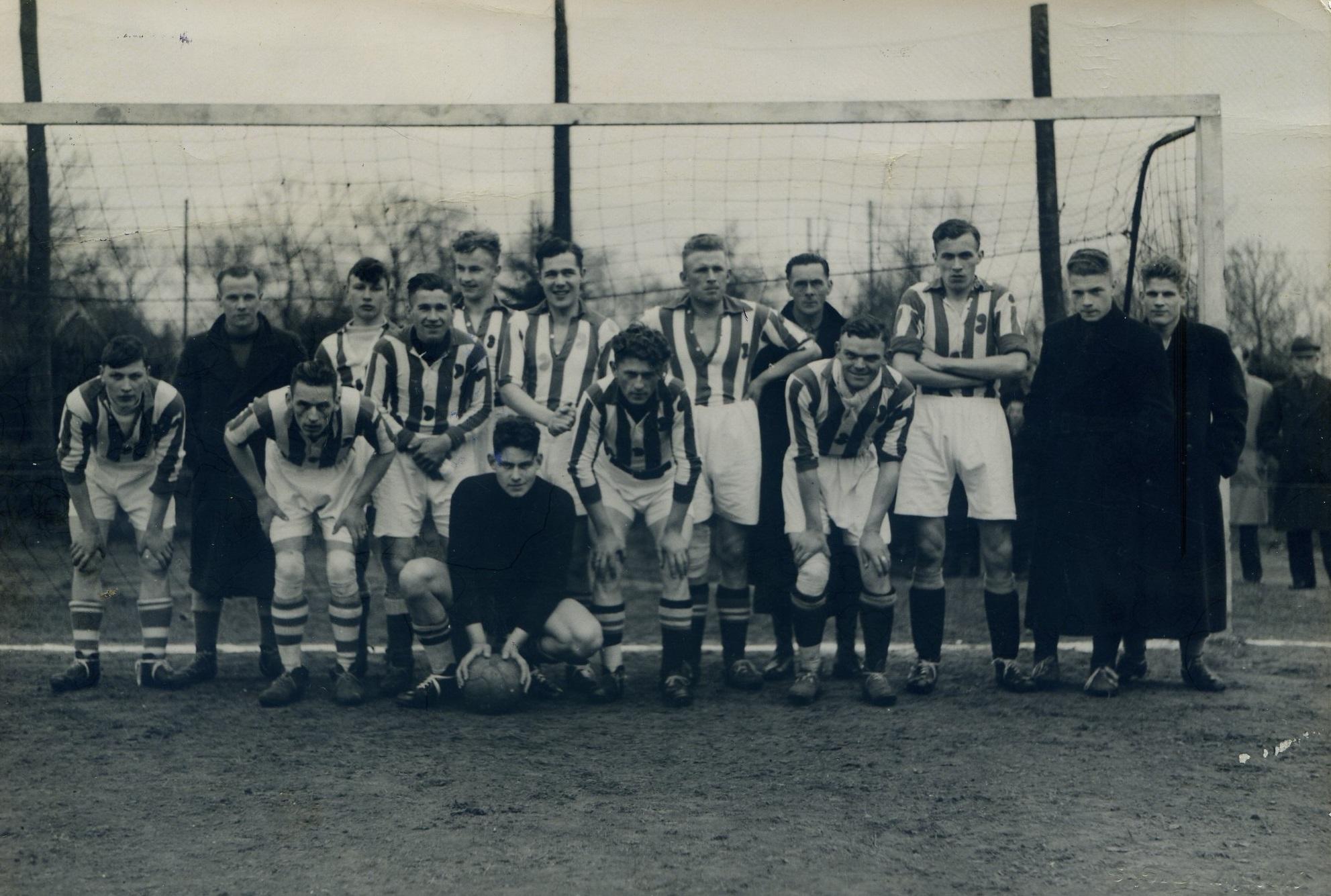 Een elftalfoto van VV Heerenveen uit 1937, in het midden met handen in de zij Theo Eikenaar en links op de tweede rij een jonge Abe Lenstra.