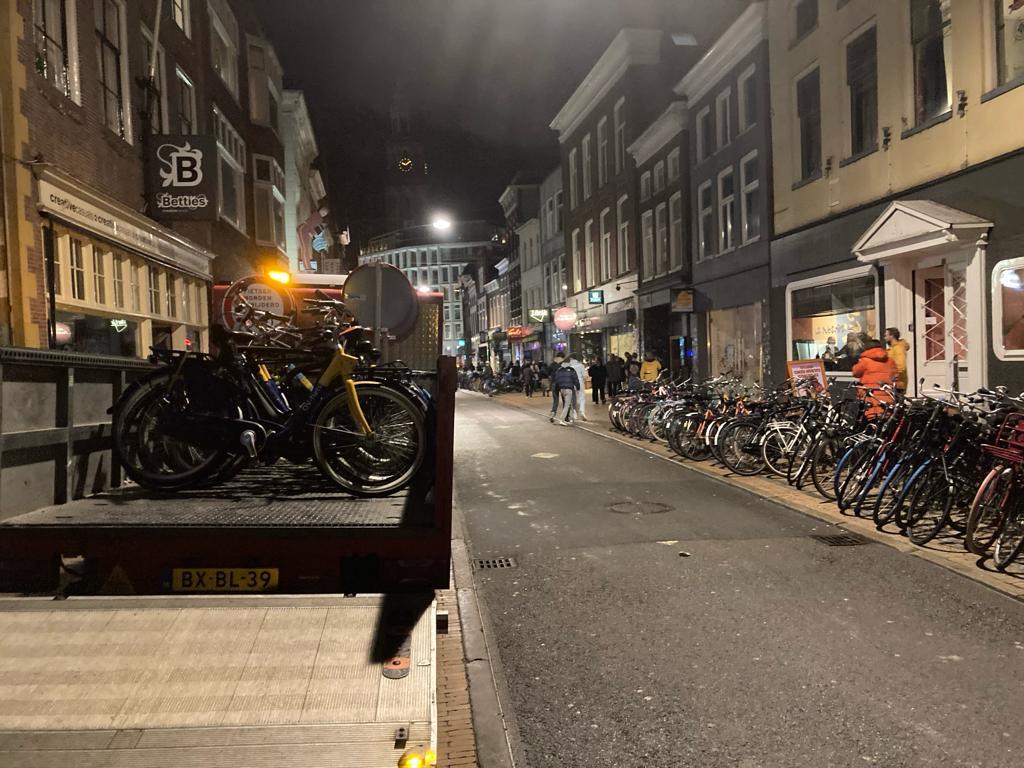 De gemeente haalt fout gestalde fietsen uit de Oosterstraat.