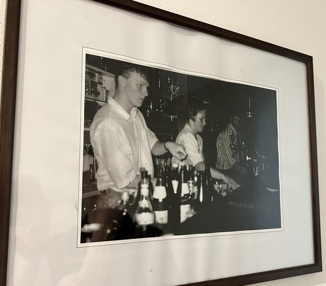 Henk Hingstman en zijn zus Janneke Vos-Hingstman toen ze net eigenaar waren geworden van het café.