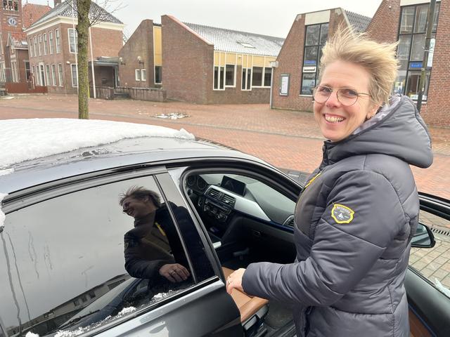 Buurtwerker Anneleen van der Zee bij de aftrap van ANWB Automaatje ruim een jaar geleden. 