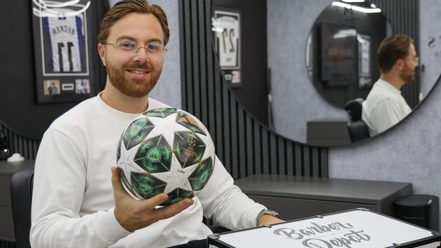 Voetbalkapper Mitchel Ammen geeft zijn ongezouten mening over de kapsels op dit WK voetbal.