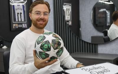 Voetbalkapper Mitchel Ammen geeft zijn ongezouten mening over de kapsels op dit WK voetbal.