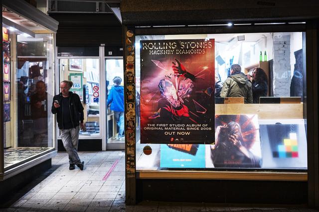 De avondverkoop van het nieuwe Rolling Stones-album 'Hackney Diamonds' wordt drukbezocht bij platenzaak Plato. 