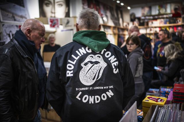 Rolling Stones-fans in de rij bij de kassa van platenzaak Plato in Groningen.