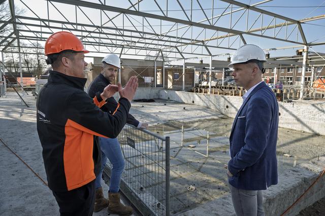 Wethouder Pascal Schrik (rechts) met de projectleiders Marcel Wolters (uiterst links) en Kevin Gustin. Op achtergrond het grote bassin van het Neptunusbad.