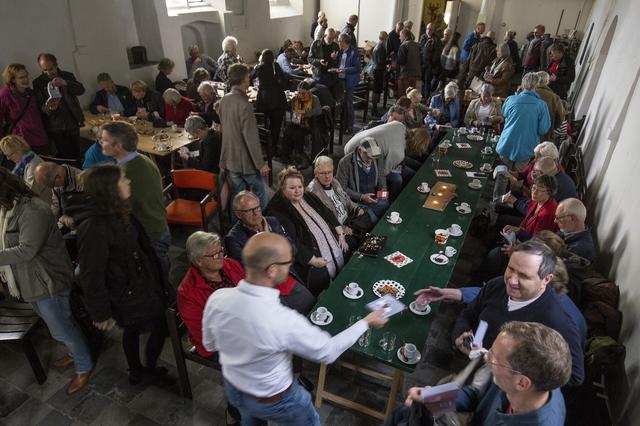 Een overvolle kerk van Obergum bij de uitreiking van de scheurkalender.