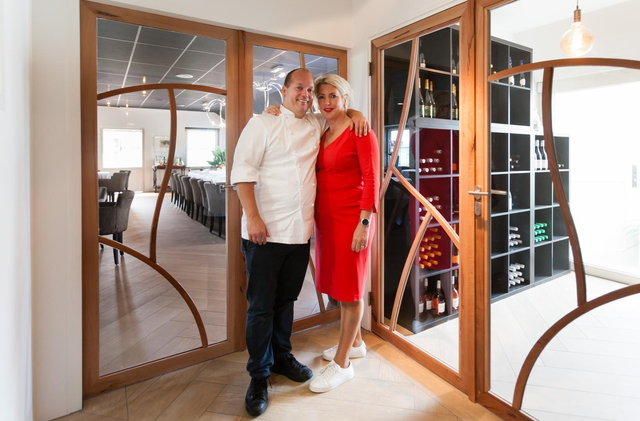 Jarno Eggen en Cindy Borger in hun restaurant. 