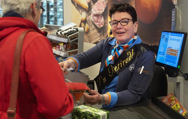 Het zal even wennen zijn voor de klanten van Albert Heijn in Nieuw-Amsterdam. Vanaf morgen geen Coba Wesseling meer achter de kassa. 