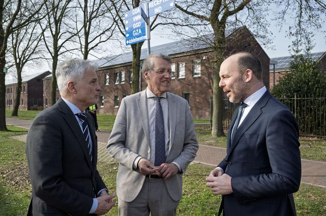 Burgemeester Jaap Velema van Westerwolde, met zijn collega Eric van Oosterhout tijdens een bezoek onlangs van  minister Bart van den Brink aan aanmeldcentrum Ter Apel (vlnr).