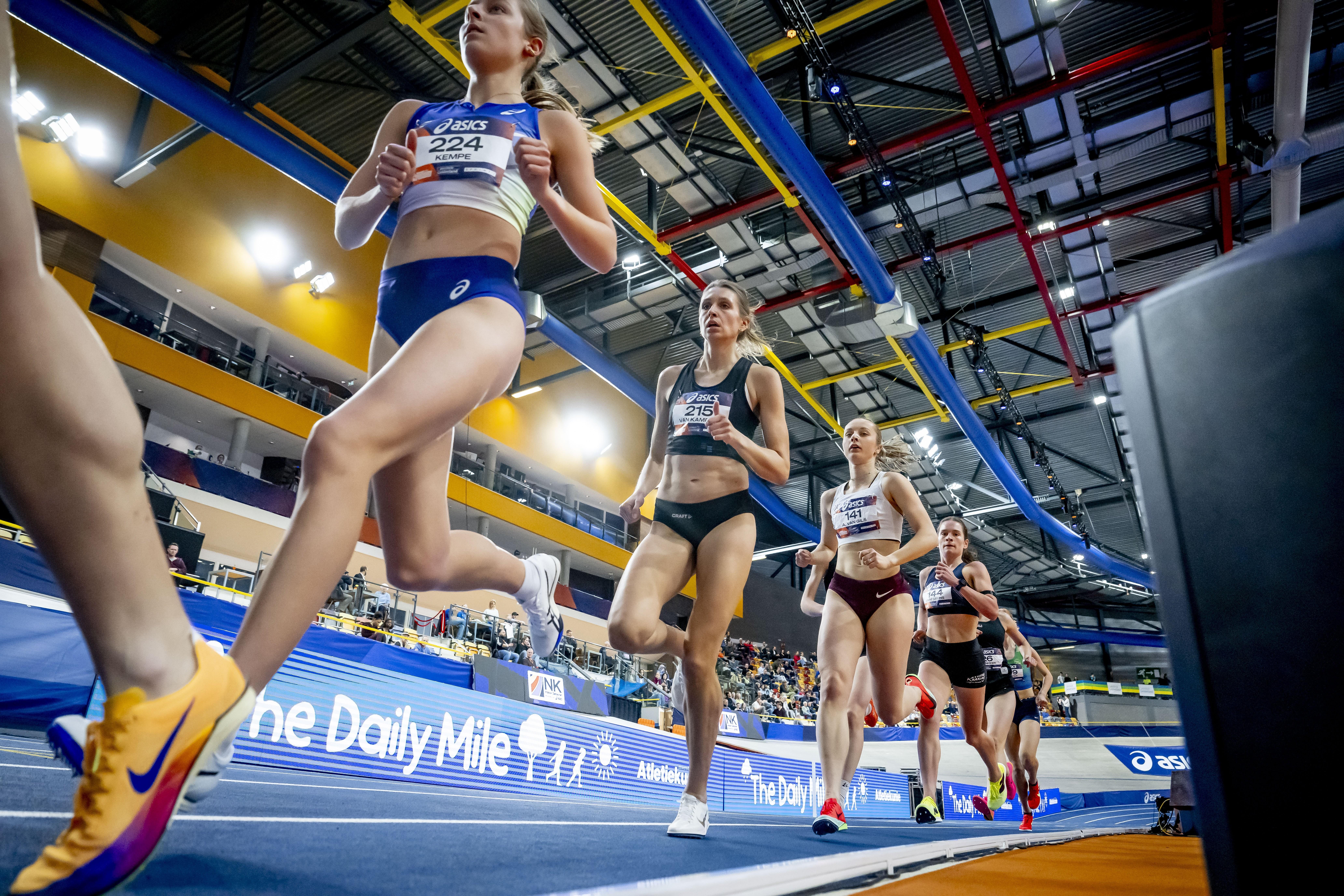 Jetske van Kampen (215) won brons op de 3000 meter tijdens de eerste dag van het NK atletiek indoor. 