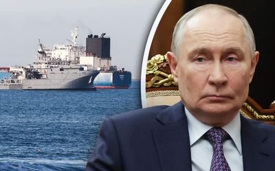 Beeld ter illustratie, een vermeende tanker van de schaduwvloot van de Russische president Vladimir Poetin met een Frans marineschip langszij.  