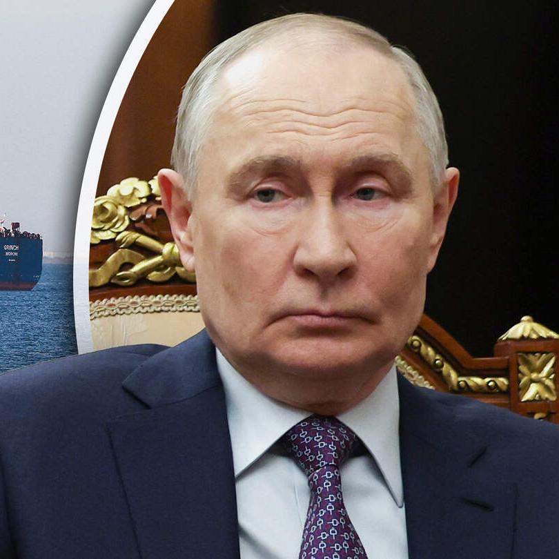 Beeld ter illustratie, een vermeende tanker van de schaduwvloot van de Russische president Vladimir Poetin met een Frans marineschip langszij.  