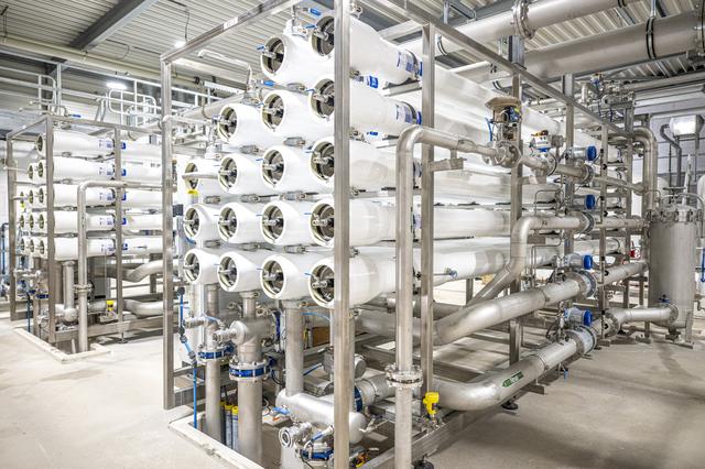 Het opgepompte grondwater wordt in diverse stadia gezuiverd tot drinkwater.