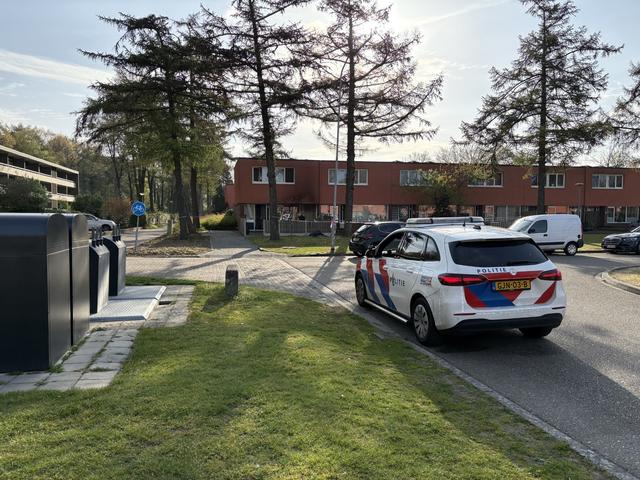 Het terrein rond de bewuste woning is afgezet met linten. Het glas van de voorruit ligt tot aan de straat.