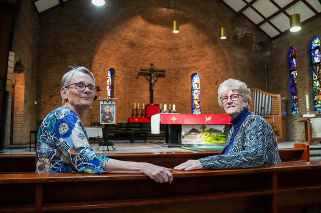 Willy Siekman (links) en Mia van Hebel. ,,Er zijn mensen die zeggen dat een kerk niet meer van deze tijd is. Dan denk ik: wat is dan wel van deze tijd?’’