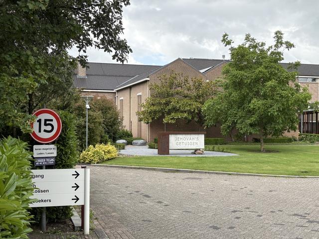 De entree van het complex van de Jehovah's Getuigen in Noordbarge, vlakbij Emmen.