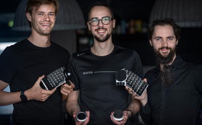 Niclas Bertelsen, Tom Theuer, en Moritz Angermann (vanaf links) hopen nieuwe klanten en potentiële partners voor hun modulaire toetsenbord te ontmoeten in Las Vegas.