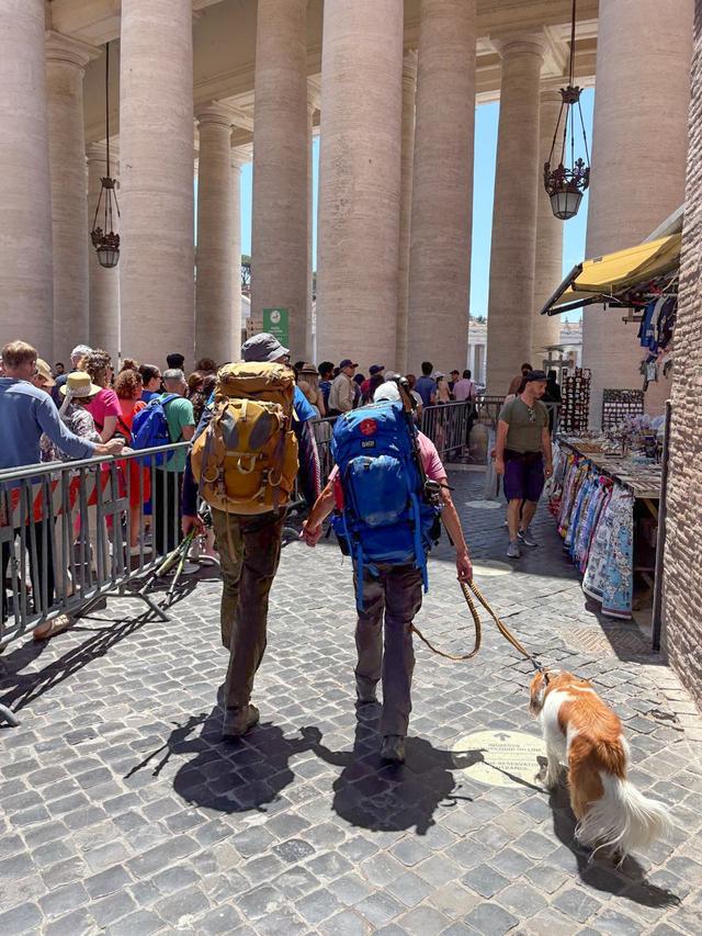 Het doel is bereikt: Cees heeft de ruim 1700 kilometer naar het Sint Pietersplein in Rome gehaald. 